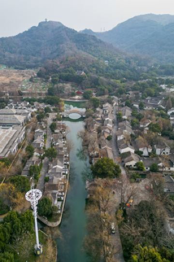 호텔 안에서 전통 목선을 타고 유람할 수 있습니다. 호텔 자체가 마치 수상 마을처럼 꾸며져 있습니다. (샤오싱 다위 카이위안 관탕)