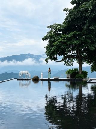 A secluded mountain retreat in Xishuangbanna | Muke Hotel brings the sea of ​​clouds into your room, offering breathtaking views of tea plantations and rainforests from your comfort zone!