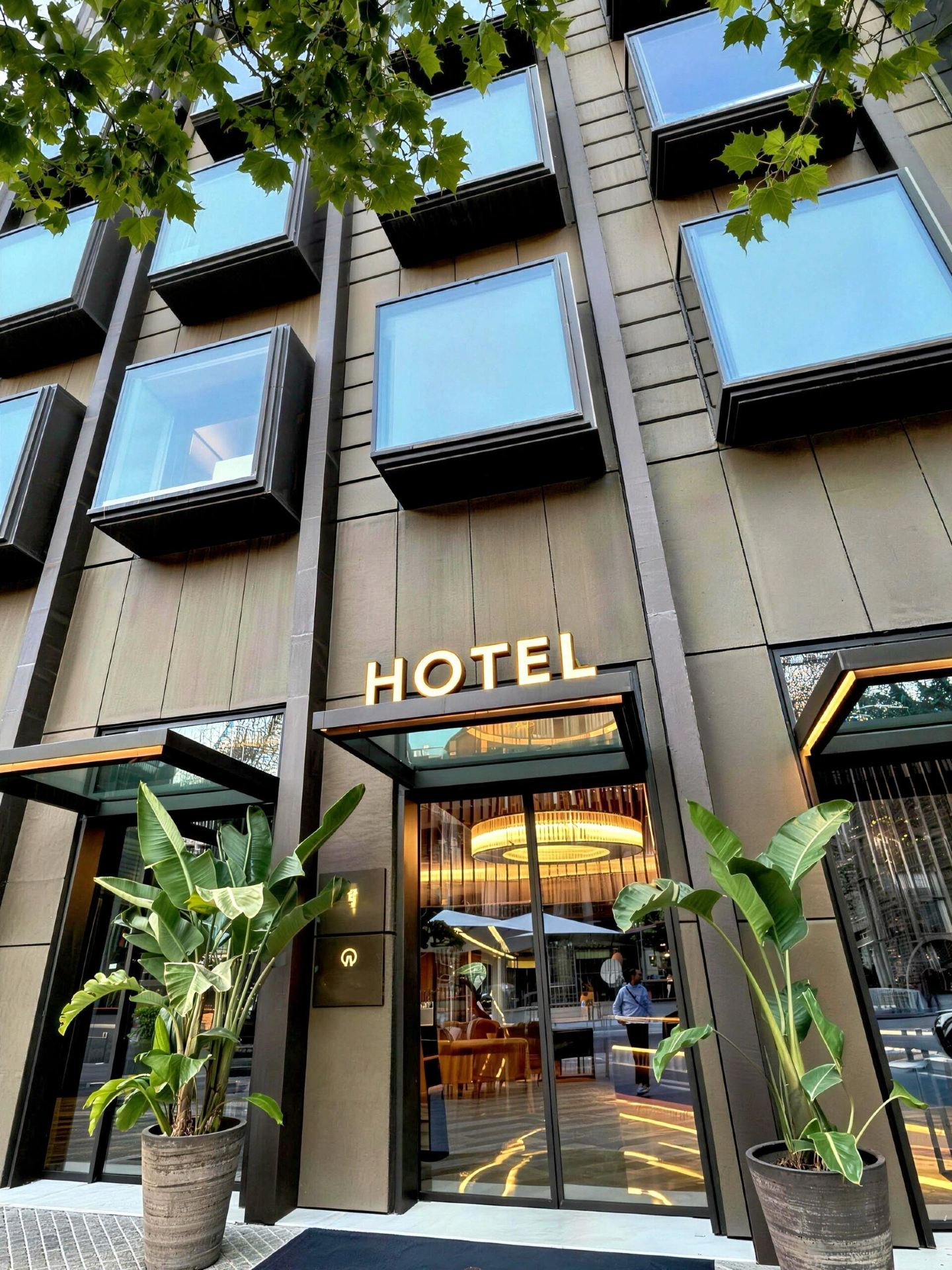 Barcelona! Hãy nghỉ tại một khách sạn tuyệt đẹp, nơi bạn có thể nằm thư giãn và ngắm nhìn nhà thờ.