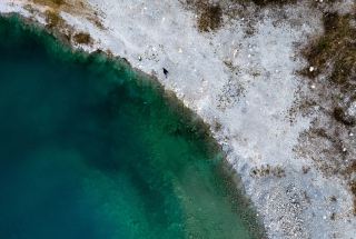 平度黒羊山、採石跡によって形成された青緑色の湖面、ありのままの自然が残る野趣あふれるスポット