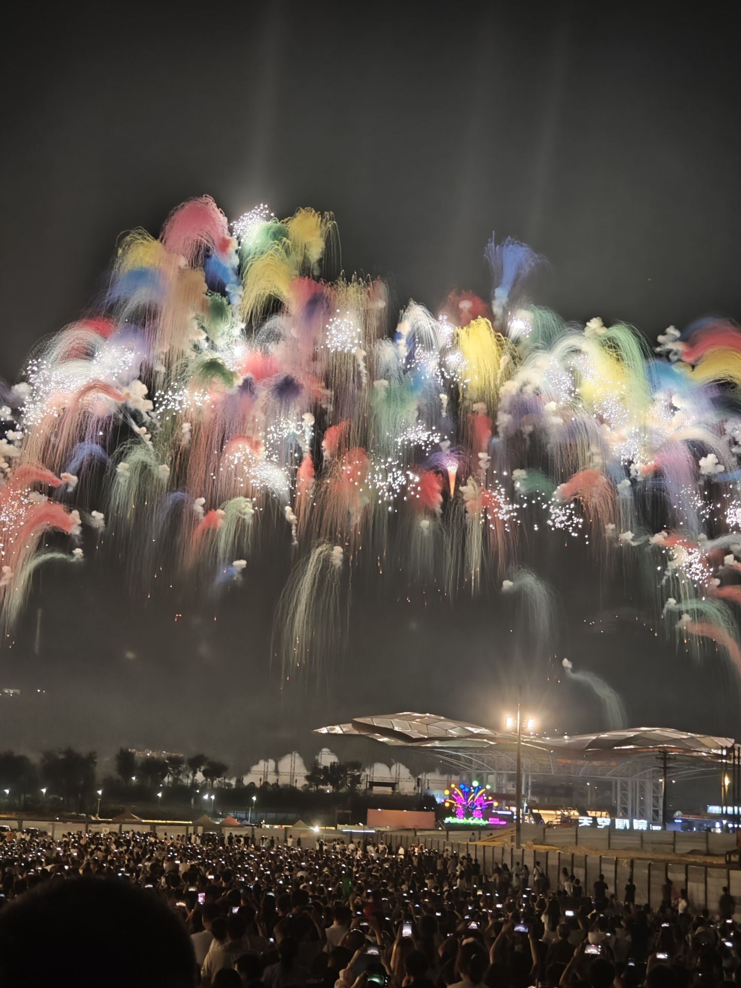 Watching fireworks at Liuyang Sky Theater is stunning, with the sky looking like a beautiful painting.