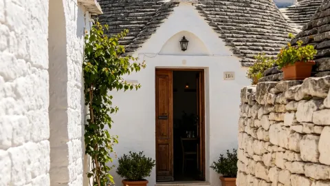 Step into Italy's white fairytale town! It really doesn't feel like reality. — traveler post in Apulia