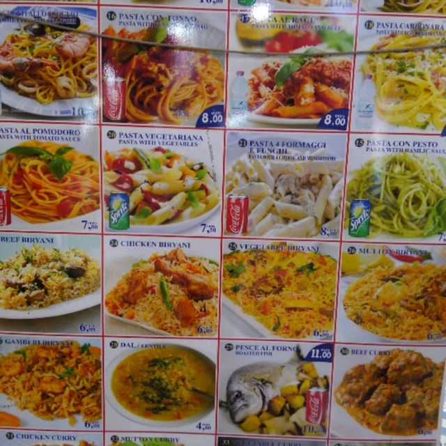 ローマ、土産店のショーウィンドウとナイトカフェ