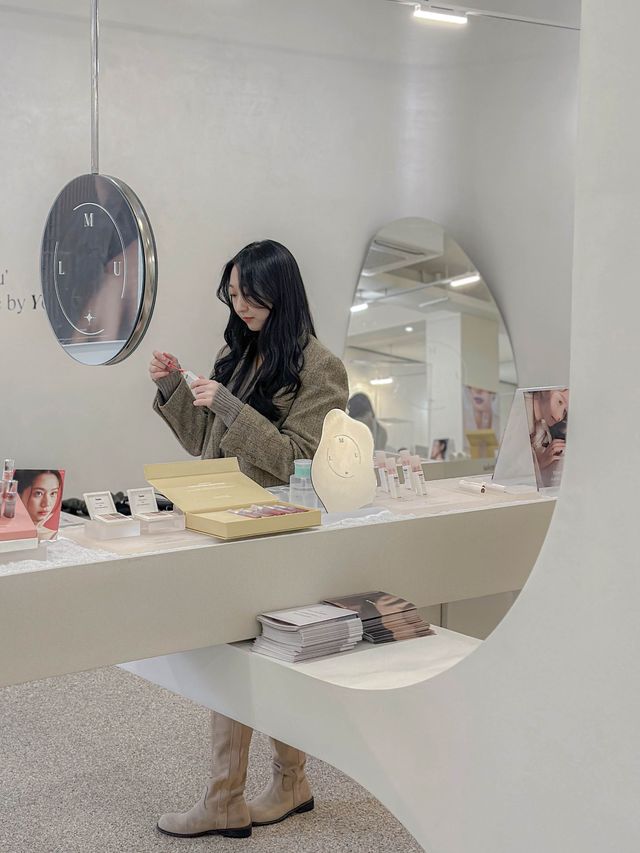 카페 내 쇼룸 구경까지 실내데이트하기 좋은 폴인레미유 성수점