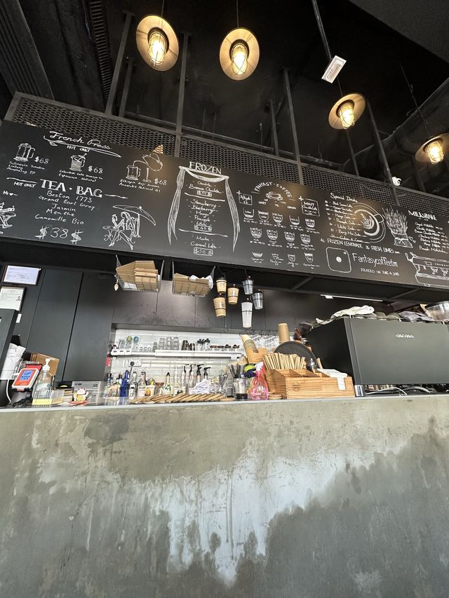 📍屯門碼頭海濱cafe☕️好食又好chill😚漫活之選✅必點手撕德國鹹豬手薄餅🍕+雲尼拿雪糕加百利甜酒🍨