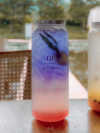 คาเฟ่สไตล์บาหลีตั้งอยู่กลางทะเลสาบล้อมไปด้วยขุนเขา