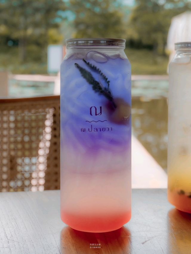 คาเฟ่สไตล์บาหลีตั้งอยู่กลางทะเลสาบล้อมไปด้วยขุนเขา