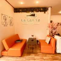 นั่งดื่มกาแฟชิลๆ ที่ La lan ta | ตราด
