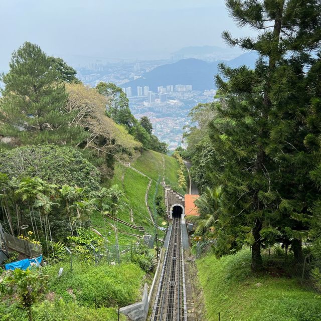 นั่งรถรางขึ้นเขา ชมวิว ปีนังฮิลล์ (Penang Hill)