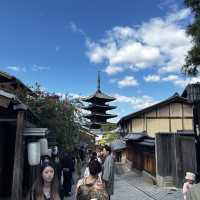 the street Higashiyama with kimono 👘 