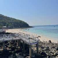 หาดสังวาลย์ ชายหาดที่มีสะพานไม้สีขาวทอดยาว