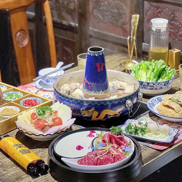 《宮廷風裝修火鍋店》