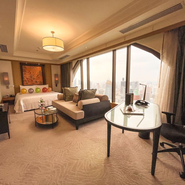 Banyan Tree Bangkok กับห้องกระจกทรงโค้ง