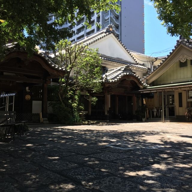 繁華街にある立派なお寺【萬行寺】