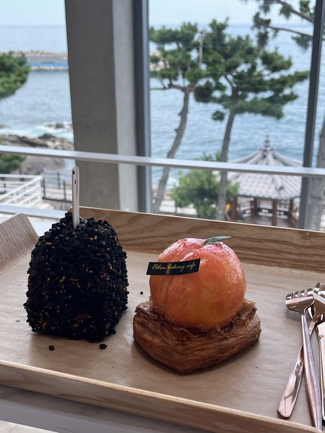 큰 통창이 바다를 가득 담은 오션뷰 카페 [오딘]
