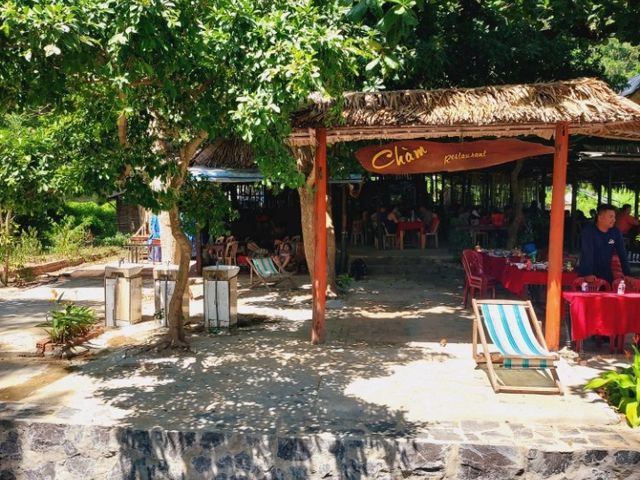Lunch at Relax at Cham Island Beach