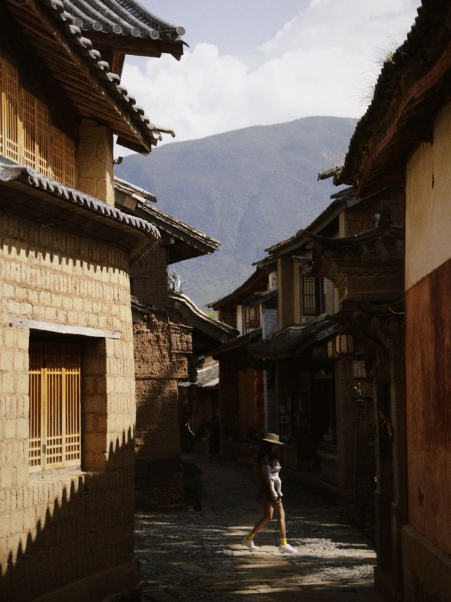 Baby explores Shaxi Yunana