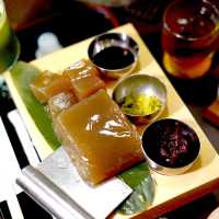 梅田「芭蕉庵」有一個超好玩的石臼體驗活動，可以自己動手用石臼磨黑豆，製作美味的黑糖蕨餅