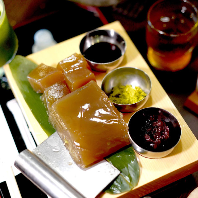 梅田「芭蕉庵」有一個超好玩的石臼體驗活動，可以自己動手用石臼磨黑豆，製作美味的黑糖蕨餅