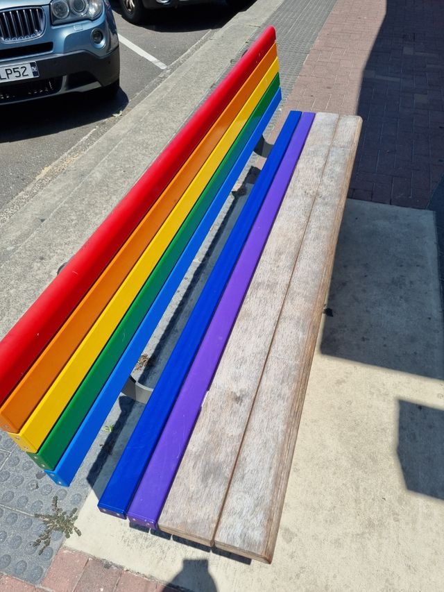 알록달록 무지개 계단과 다양한 색의 모래가 있는 레인보우비치