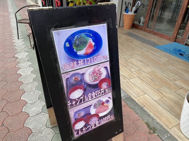 夜は三線ライブがあるそうです。ランチタイムはチャンプル定食『海物語 石垣島店』