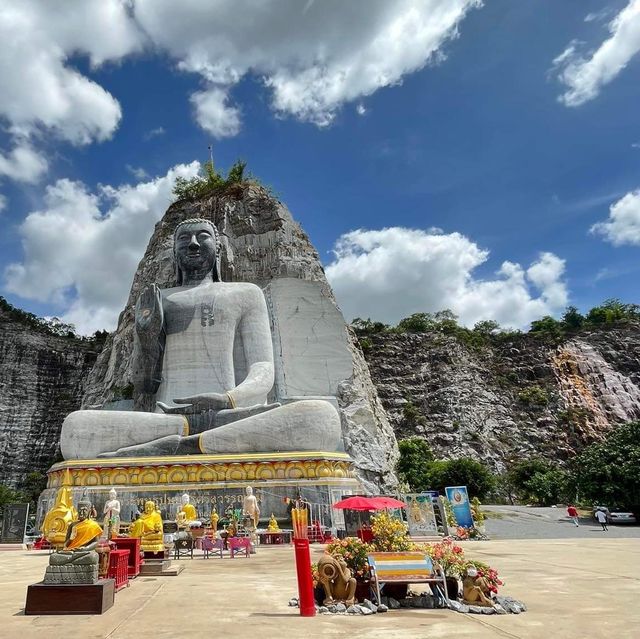พระพุทธรูปแกะสลักภูผาใหญ่ที่สุดในโลก