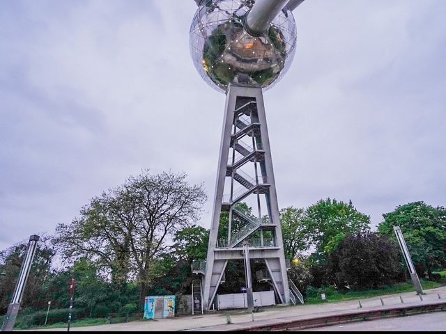 比利時🇧🇪天馬行空充滿藝術性的鋼球塔