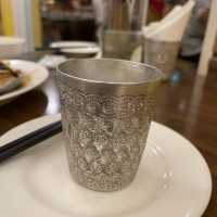 連茶杯都很泰國的泰式餐廳：八里小島泰式料理