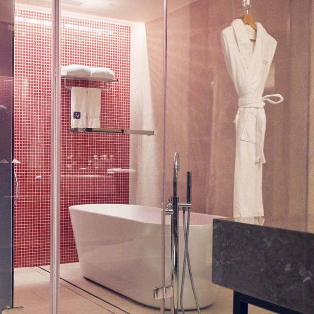 Alof hotel with bath tub 