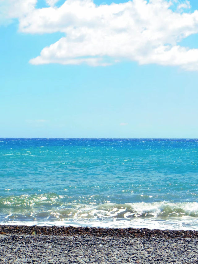 【サントリーニ島🇬🇷】のんびりバカンスに最高！絶景カマリビーチ🏖