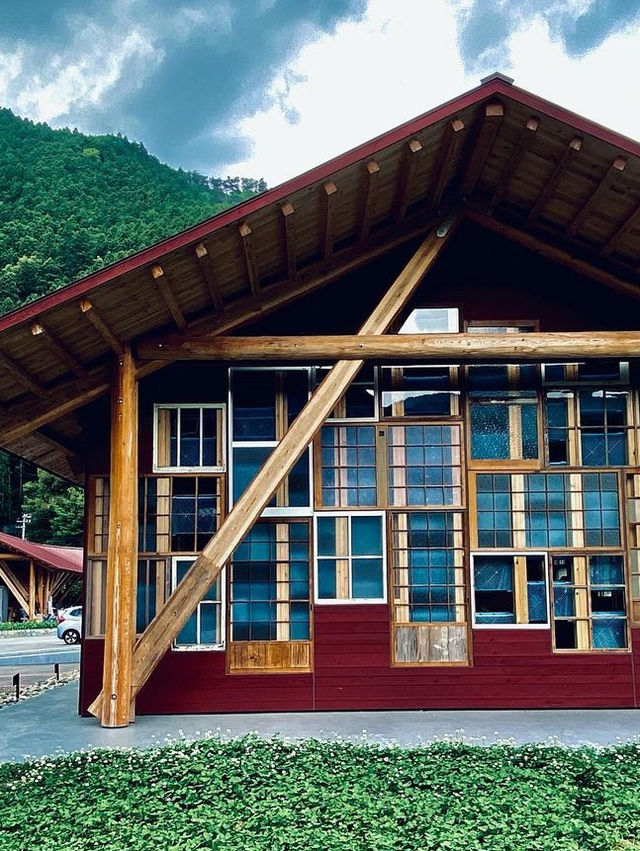 【徳島】ゴミステーションの一角にある⁉️有名建築家設計のホテル‼️