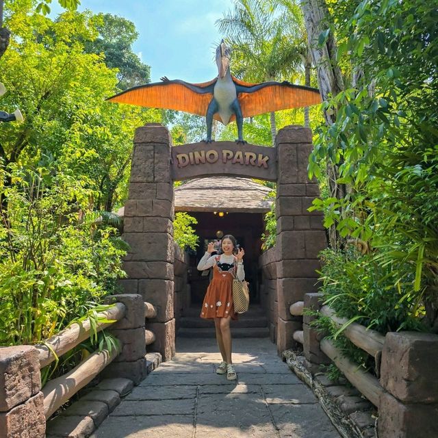 Dino Park Phuket Mini-golf ที่มาในตีม Jurassic 