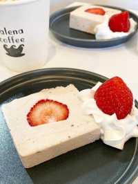 【福岡カフェ】いちごが可愛いレアチーズケーキとラテアートを満喫できるお店