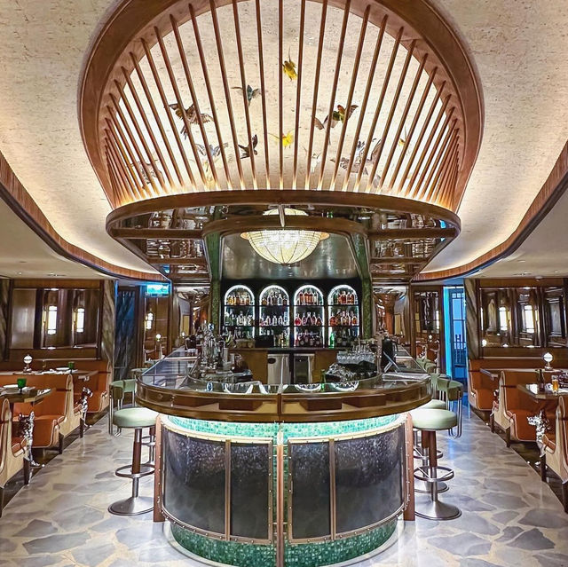 「特務主題餐廳，奢華用餐體驗」