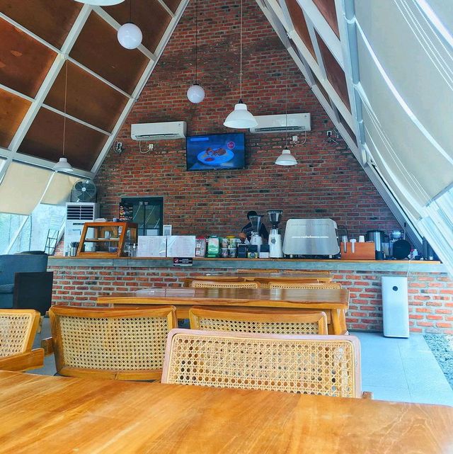 SRGITIGABERMUDA | Triangular-roofed café
