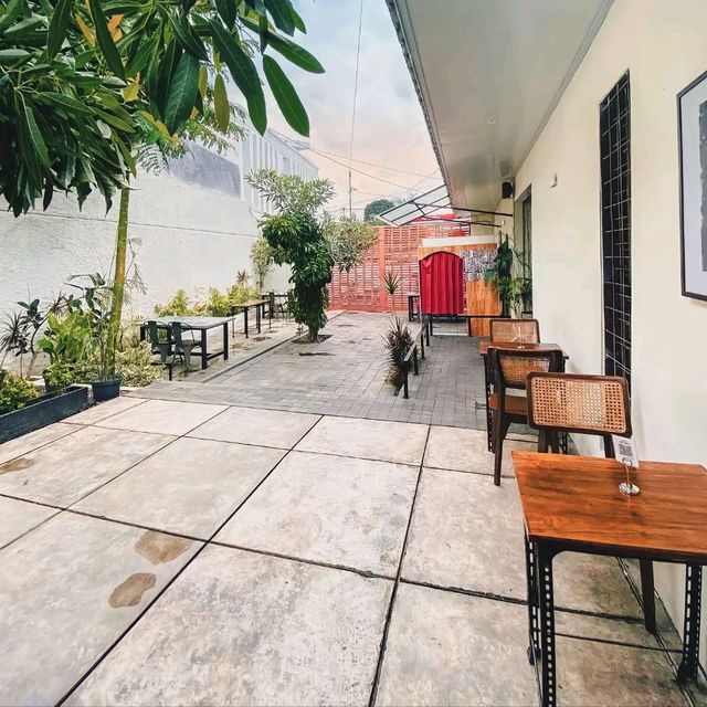 NUJU COFFEE | SUPER COMFORTABLE WITH INDOOR & OUTDOOR,FREE WIFI AND THERE'S ALSO A PHOTOBOOK SPACE