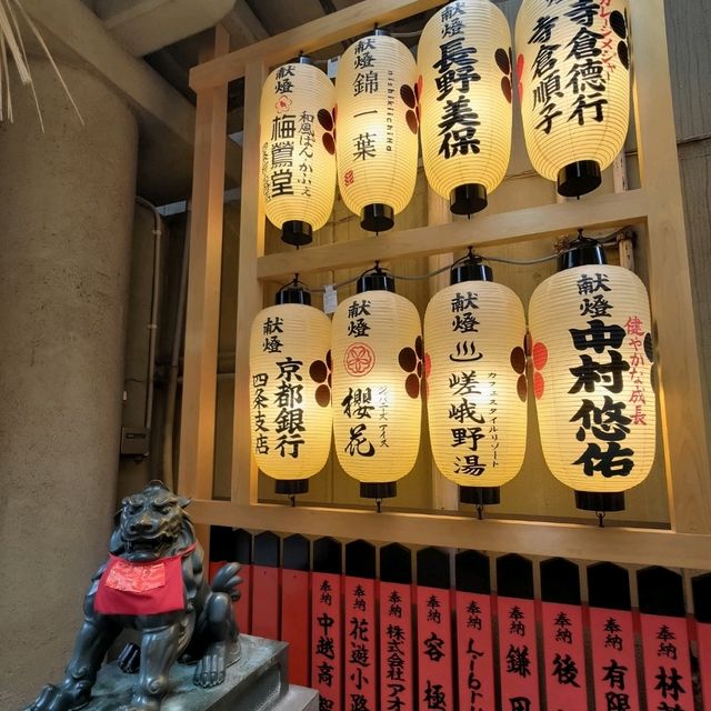 京都景點｜隱身商店街能增長學問智慧、金牛求財富—錦天滿宮