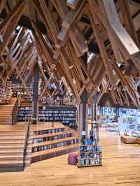 【高知】建築好きの人は行きたい‼️あの隈研吾が設計した図書館を紹介📕
