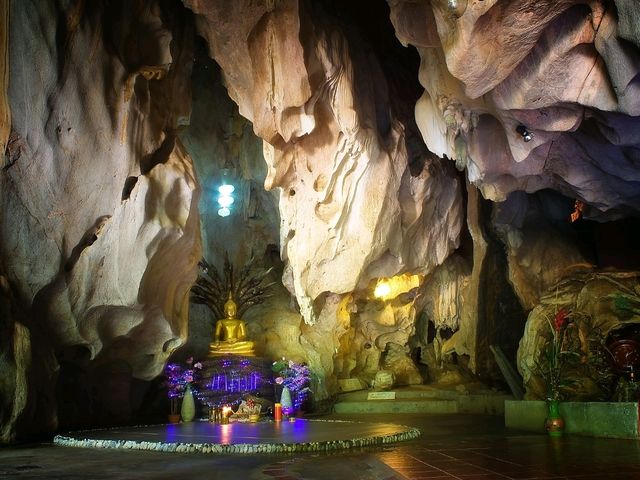 เที่ยวลอดถ้ำวัดเขาประทุน ระยอง