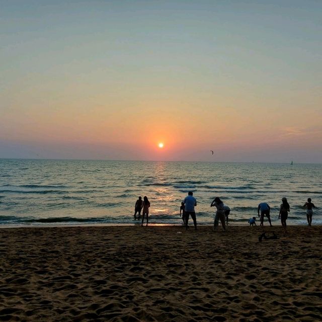 พระอาทิตย์ตก ริมหาดพัทยา