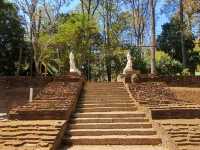 清邁烏懞寺:泰國最神秘的森林隧道寺廟