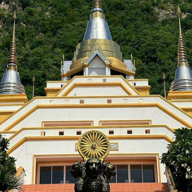 Wat Tham Phrathat Khao Prang