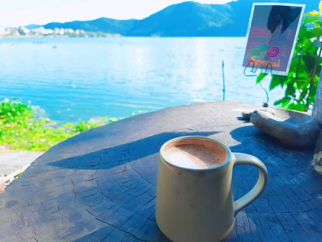 【博卡拉湖景咖啡店Krazy Gecko】零距離湖景觀，原始叢林風格，適合拍照、放鬆自我