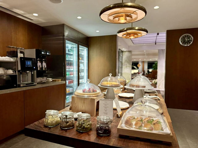 First Class Lounge 🍷ที่ดีที่สุดในสนามบินฮ่องกง  First Class Lounge 🍷ที่ดีที่สุดในสนามบินฮ่องกง