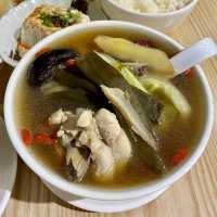 【高雄】美良家｜高醫附近CP值很高的文青燉湯店 ！用餐時間總是高朋滿座