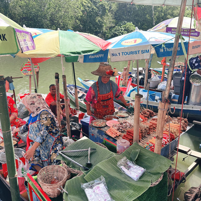Boats, Bites, and Bright Lights: My Fun Day at Hatyai’s Floating Market!