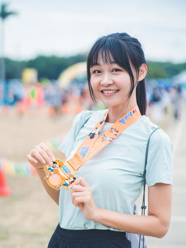 Disney Run 🥰 兩位好可愛嘅表外甥好彩得到Minnie嘅寵幸拖咗一陣 剛開始跑時被Mickey 無視咗🤣 多謝表弟一早嚟接我🥰表外甥仲幫我編定坐位🤣 我都好幸運得到表外甥嘅寵愛🥰 