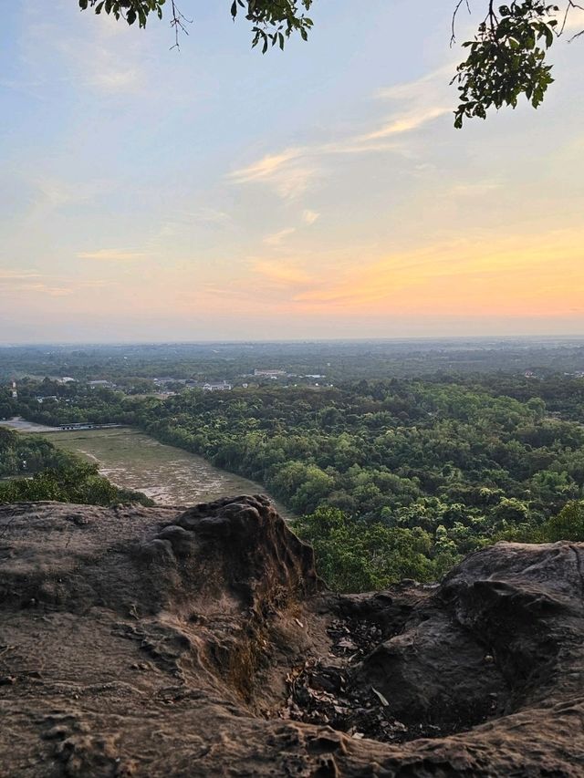 จุดชมวิวผาหินซ้อน ป่าในเมืองเขาอีโต้ ปราจีนบุรี