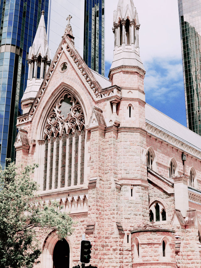 探訪澳洲聖史蒂芬大教堂：壯麗的宗教藝術之旅 ⛪✨