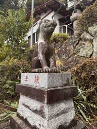 群馬県みなかみ町の「三峯神社」—垂れ耳の狛犬が迎える癒しの社